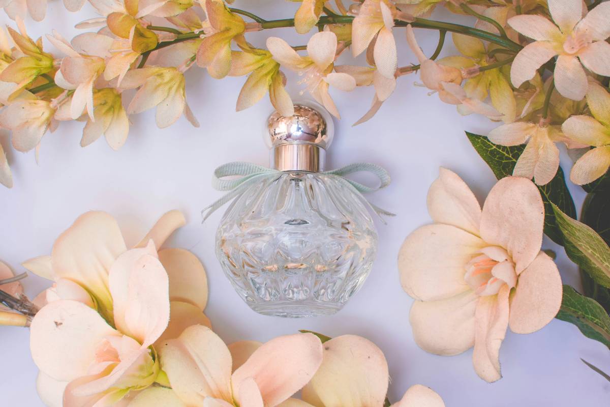 The Airy Mist Spray Revolution: Why Light Perfumes Are Winning Over Heavy Scents